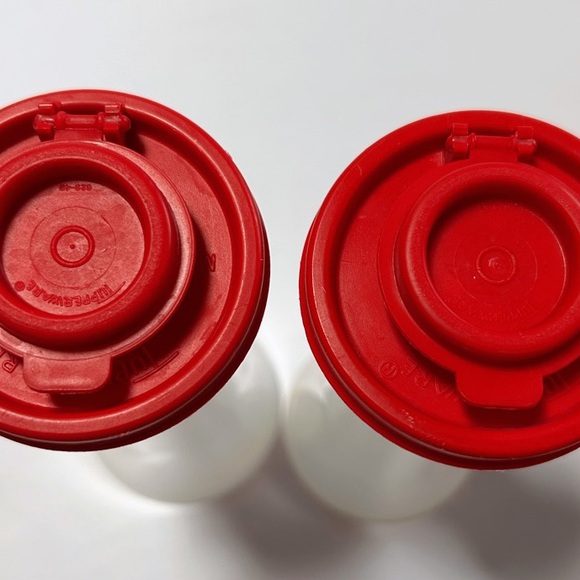 Large Tupperware hourglass salt and pepper shakers - Picture 4 of 4